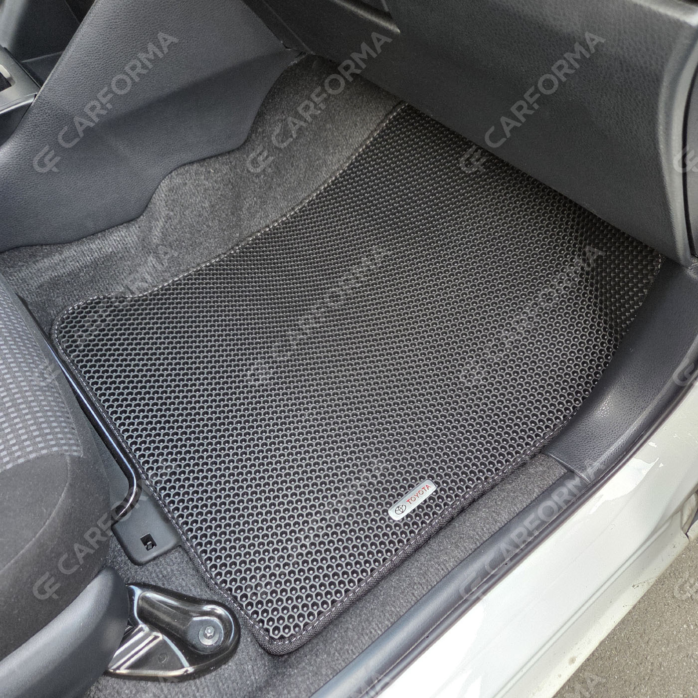 Ворсовые коврики на Toyota Yaris L 2013&nbsp;-&nbsp;2026 в Томске